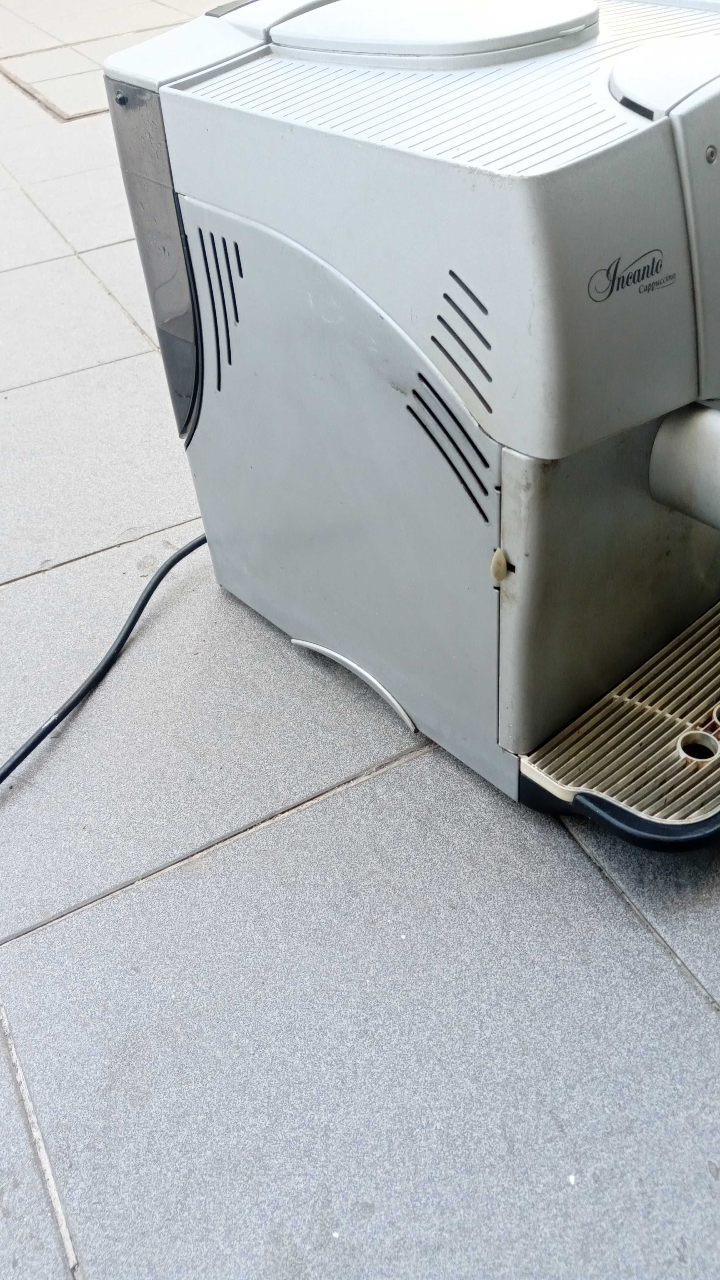 maquina café Saeco automática a funcionar em pleno
