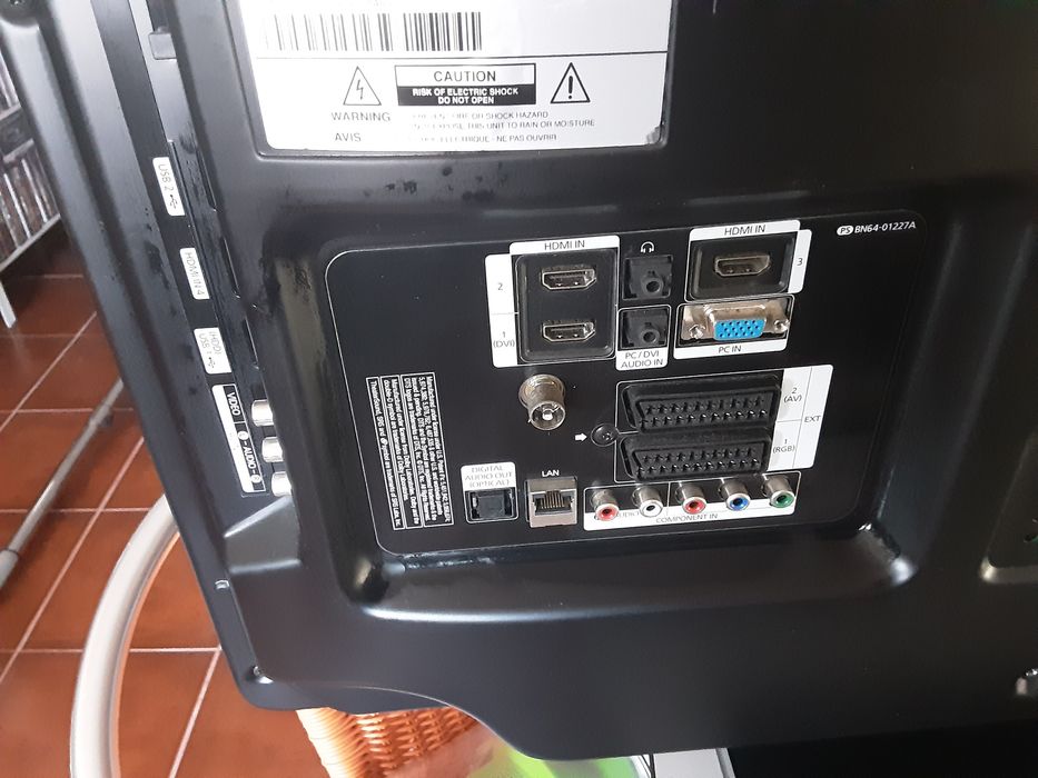 Tv samsung lcd 101 polegadas AVARIADA