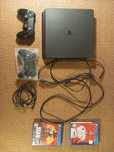 PS4 com 2 comandos e 2 jogos