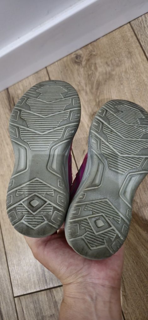 Buty sportowe dziewczęce świecą 26 (17cm)