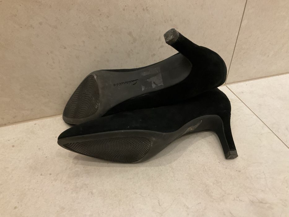 Buty, szpilki CLARKS - r 36, czarne, zamsz, stan BDB, OKAZJA