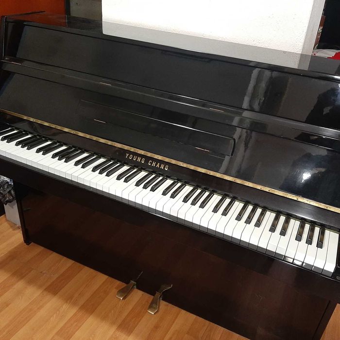 Piano vertical preto polido