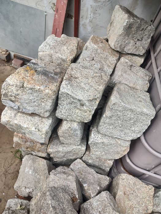 Kamień murowy granitowy łupany +- 20x20 cm Kostka granit granitowa