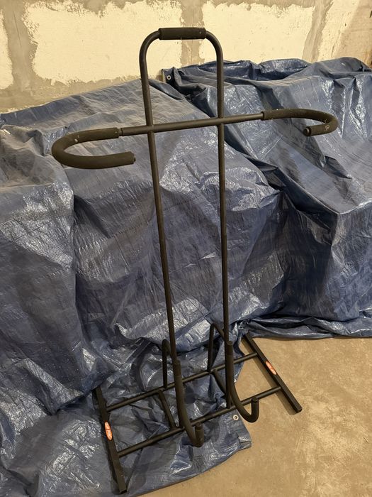 Stojak na deskę surfingowa ekspozytor