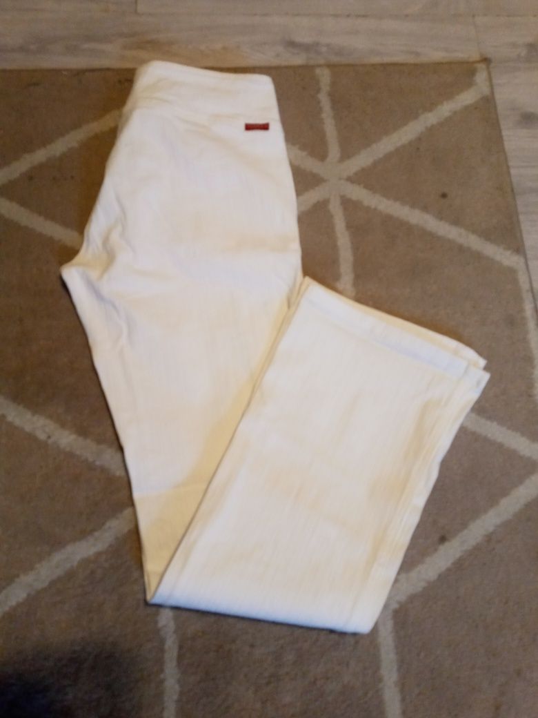 Białe spodnie dzwony Guess