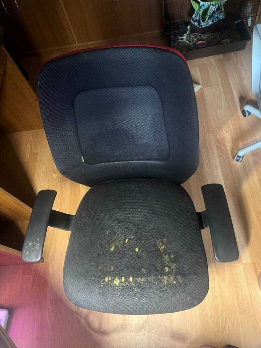 Крісло червоне чорне