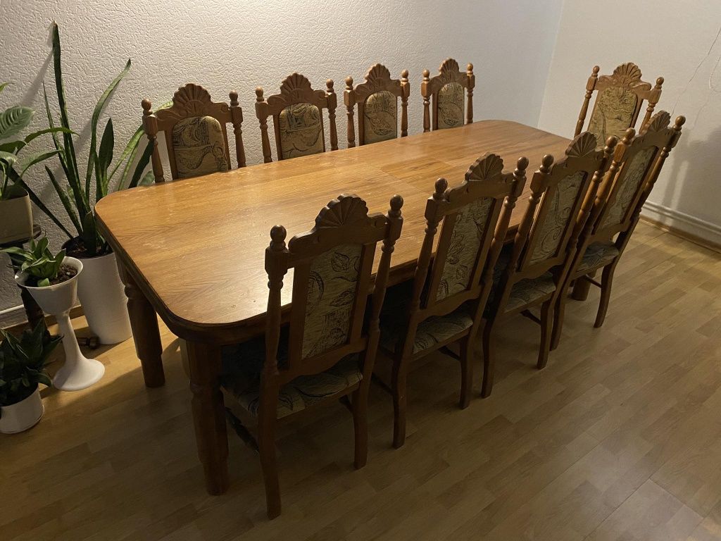 Stół dębowy i dwanaście krzeseł