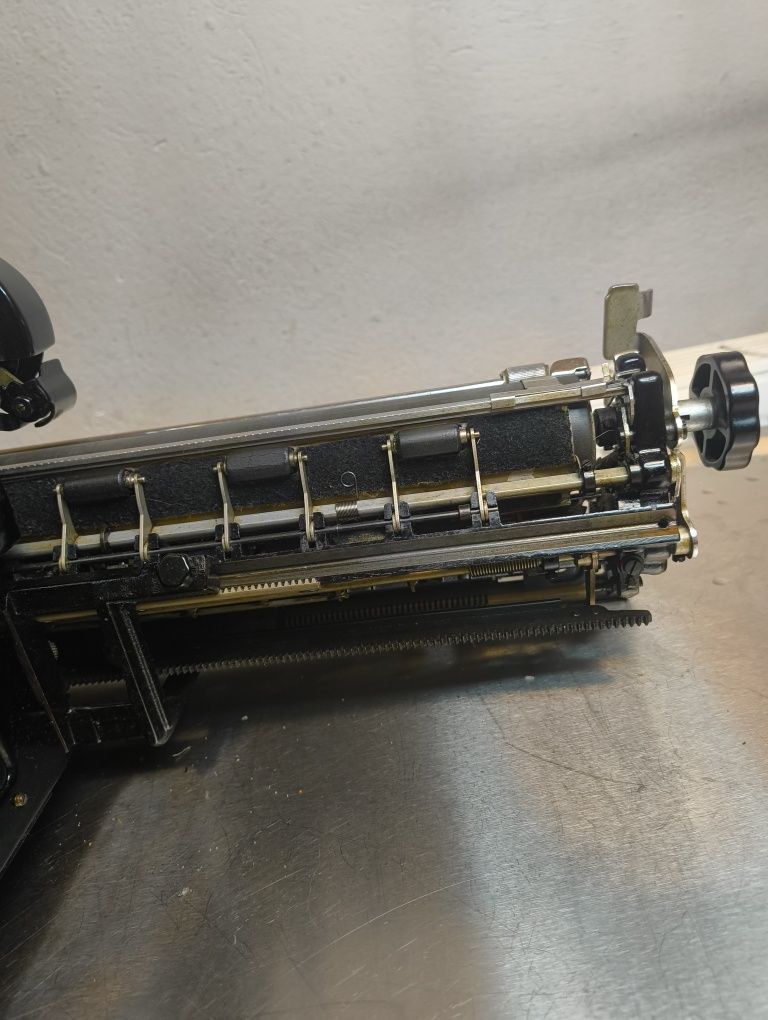 Maszyna do pisania Olivetti 40