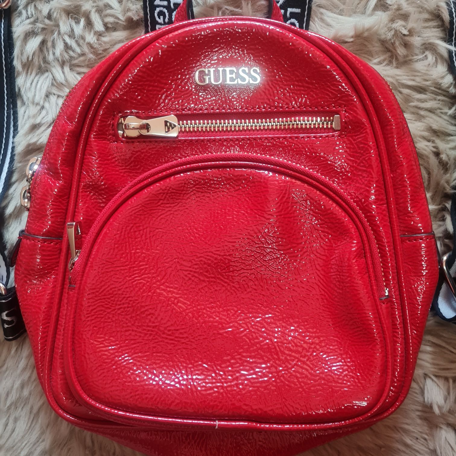 Guess new vibe HWPG77  czerwony lakierowany plecaczek mały plecak