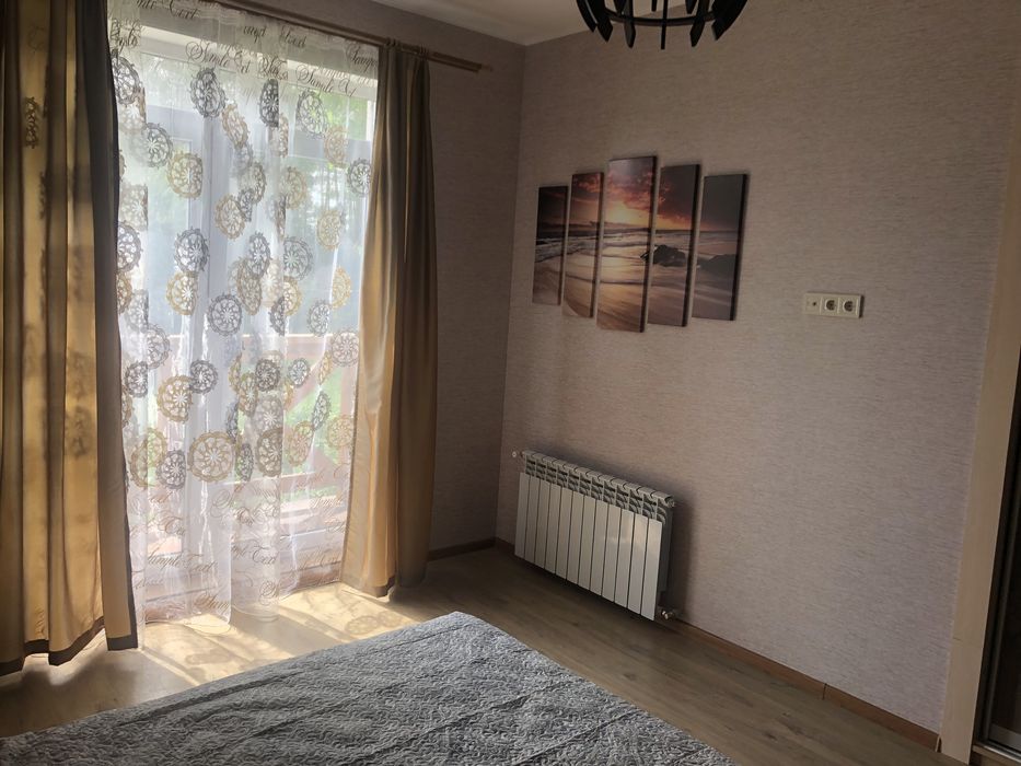 Аренда котеджу з виходом у ліс .