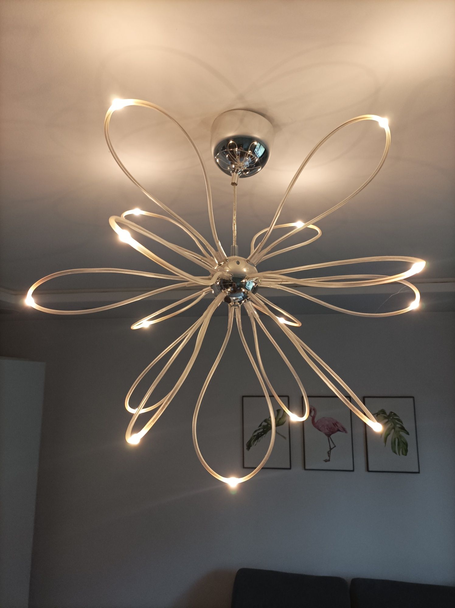 Piękna efektowna lampa żyrandol LED