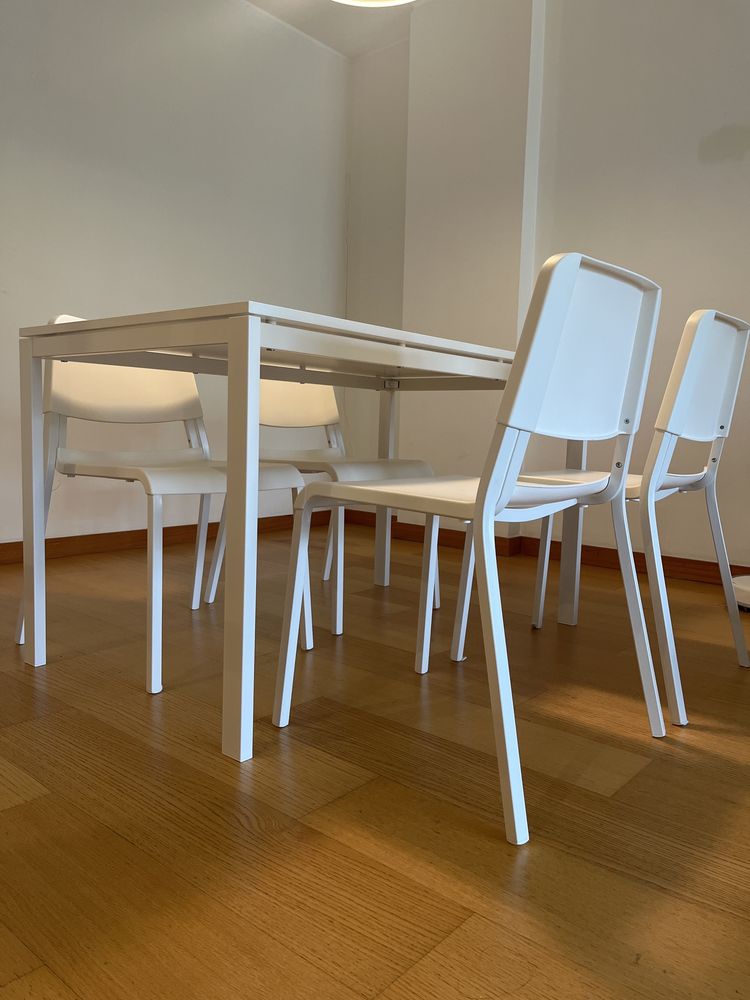Mesa com cadeiras