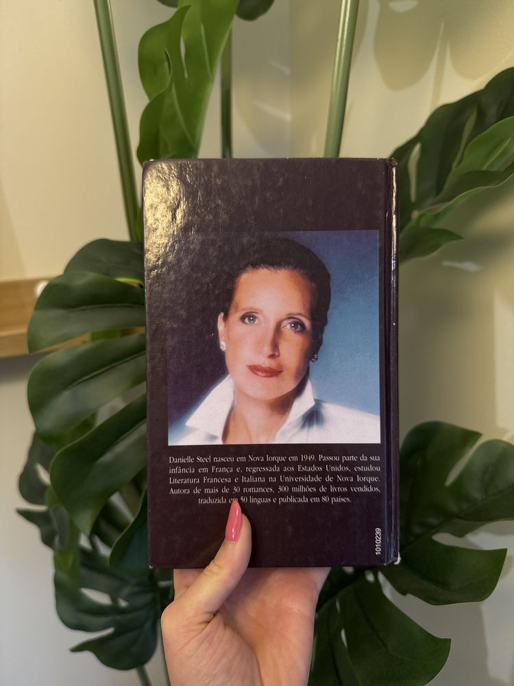 Livro de capa dura “A Imagem no Espelho” - Danielle Steel