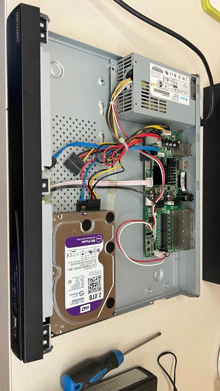 Відеореєстратор Hikvision DS-7616HI-E2/8P б/в з жорстким диском 2 TB
