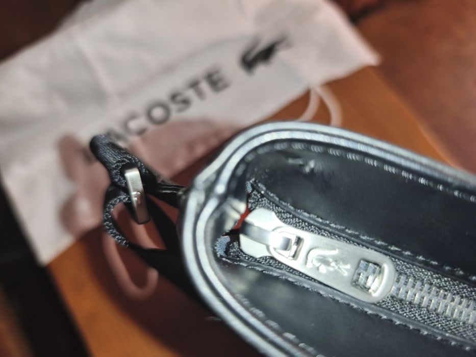 Lacoste Mala Tiracolo Preta com Monograma Lacoste .