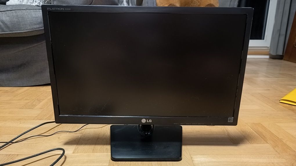 Monitor komputerowy LG FLATRON E2242C22 całe