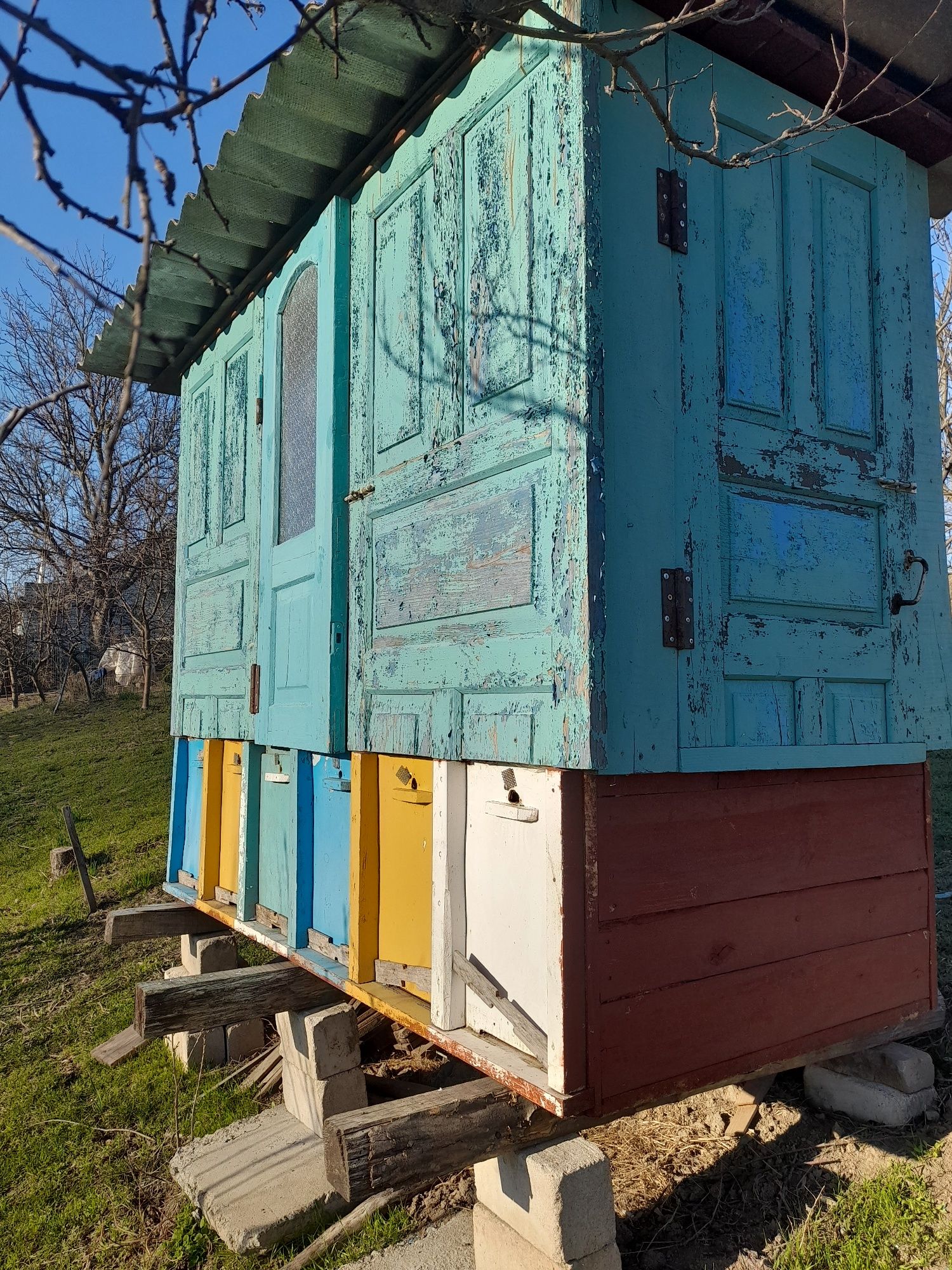 Продам апидомик с 6 ульев.