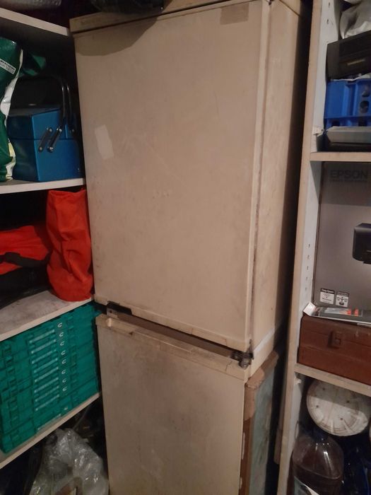 Frigorífico com geladeira e prateleiras