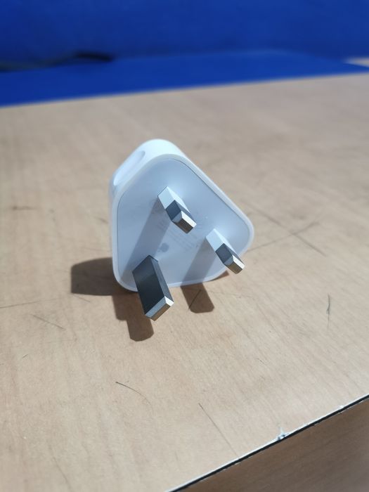 Adaptador de corrente USB de 5W da Apple.