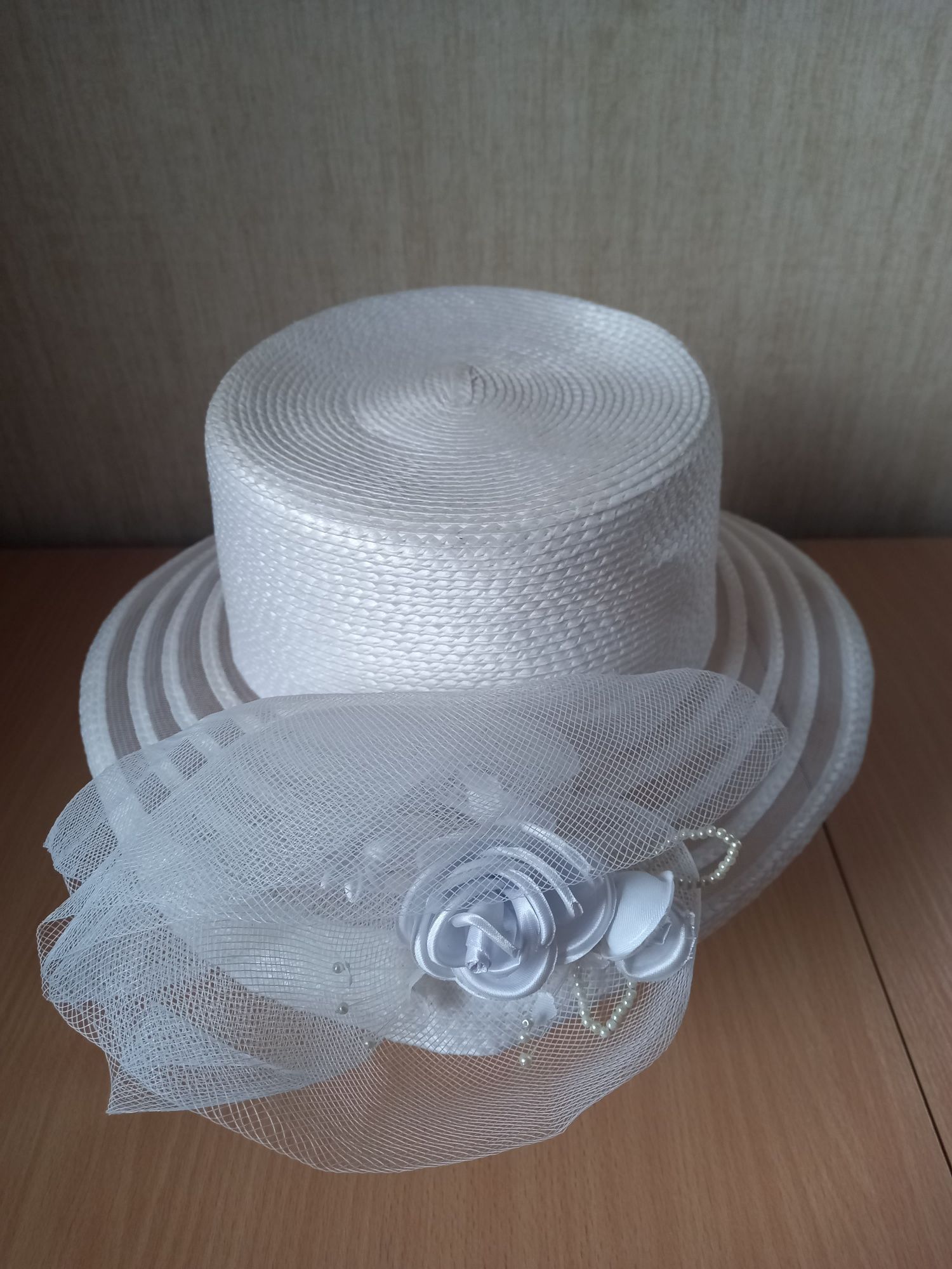 Шляпа женская летняя элегантная белая с изысканным декором