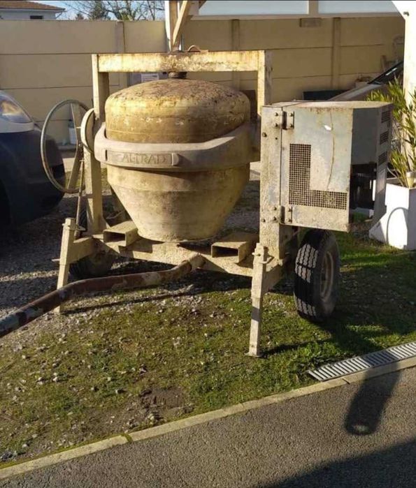 Betoneira rebocavel em bom estado