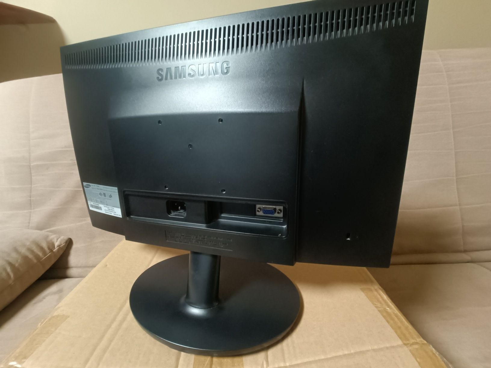 Monitor Samsung SyncMaster E1920 18,5 " 1366 x 768 px z kablem do HDMI