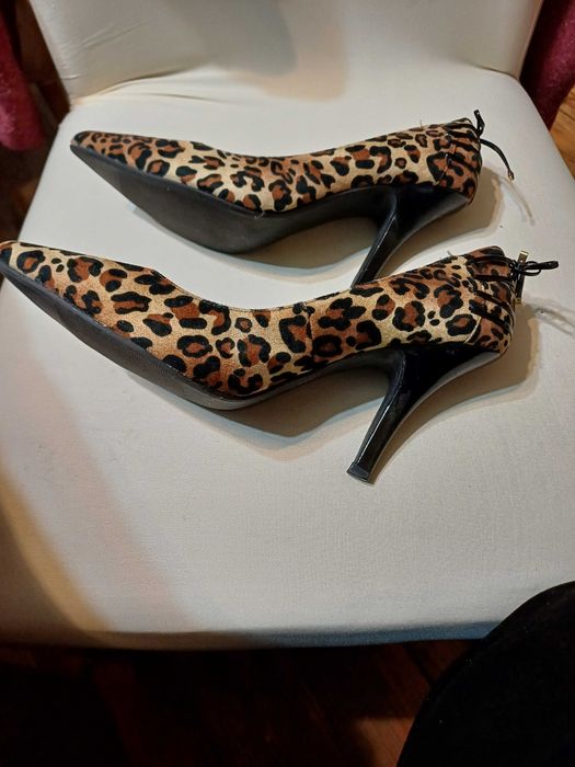 Pantofle na obcasie motyw panterka.
