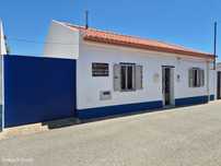 Excelente moradia terrea c/ garagem,logradouro na Aldeia dos Fernandes