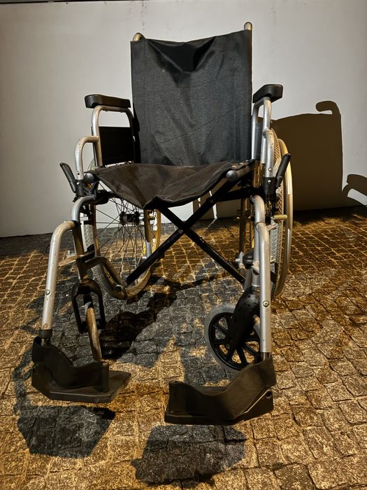 Cadeira de rodas Invacare pouco usada