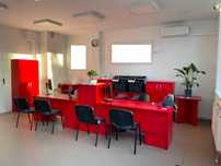 komplet meble czerwone bank biurka szafy