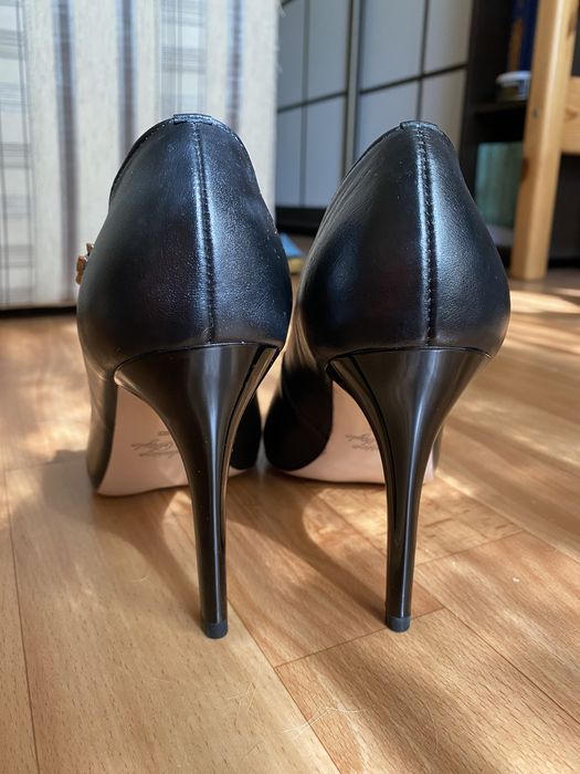 Шкіряні туфлі на шпильці (туфли-лодочки).