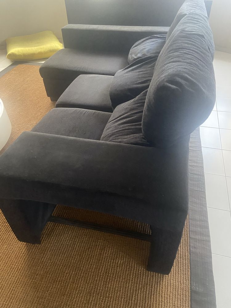 Sofa chaiselong de cor preta