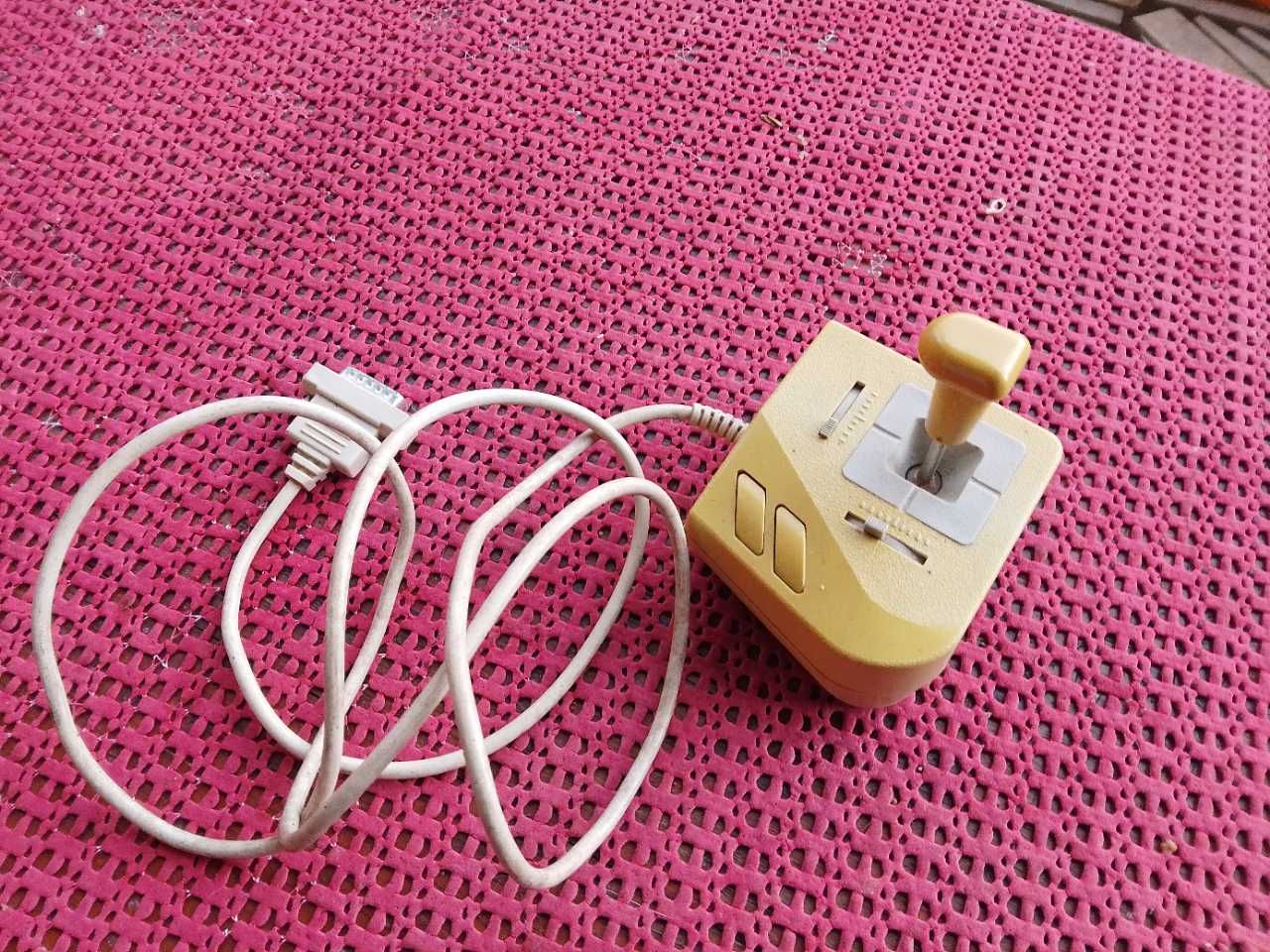 Stary analogowy Joystick Lindy retro z czasów PRL-u
