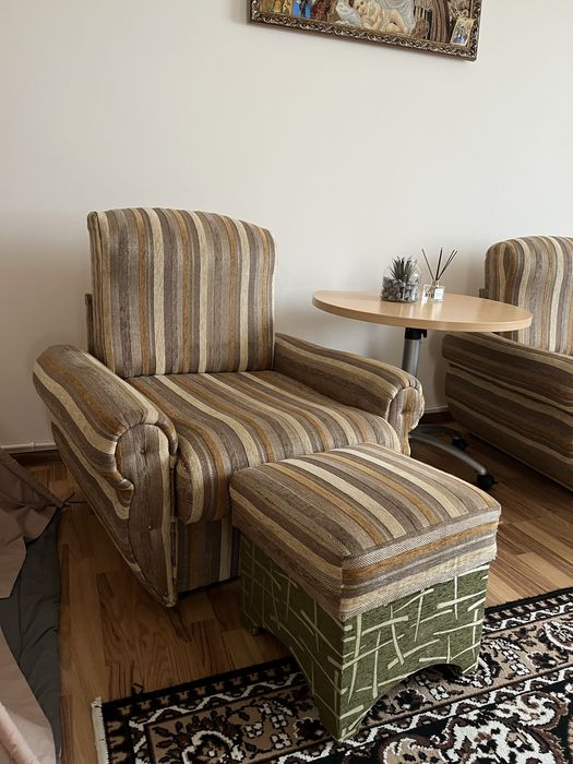 Розкладні мʼягкі крісла + пуфи + стіл