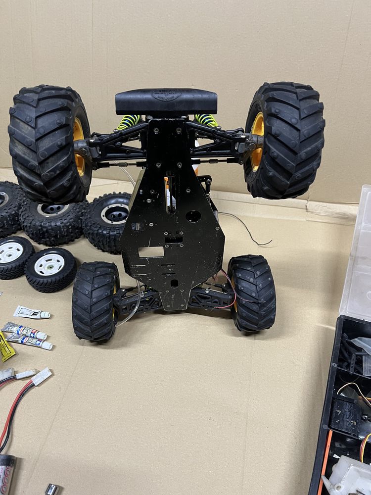 Zdalnie sterowane RC Nitro czesci, dwa podwozia