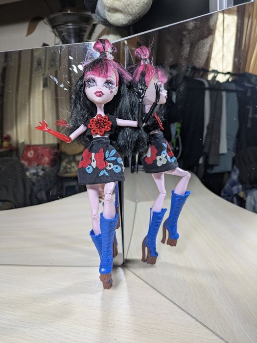 Дракулаура, Монстр Хай. Вживане.
