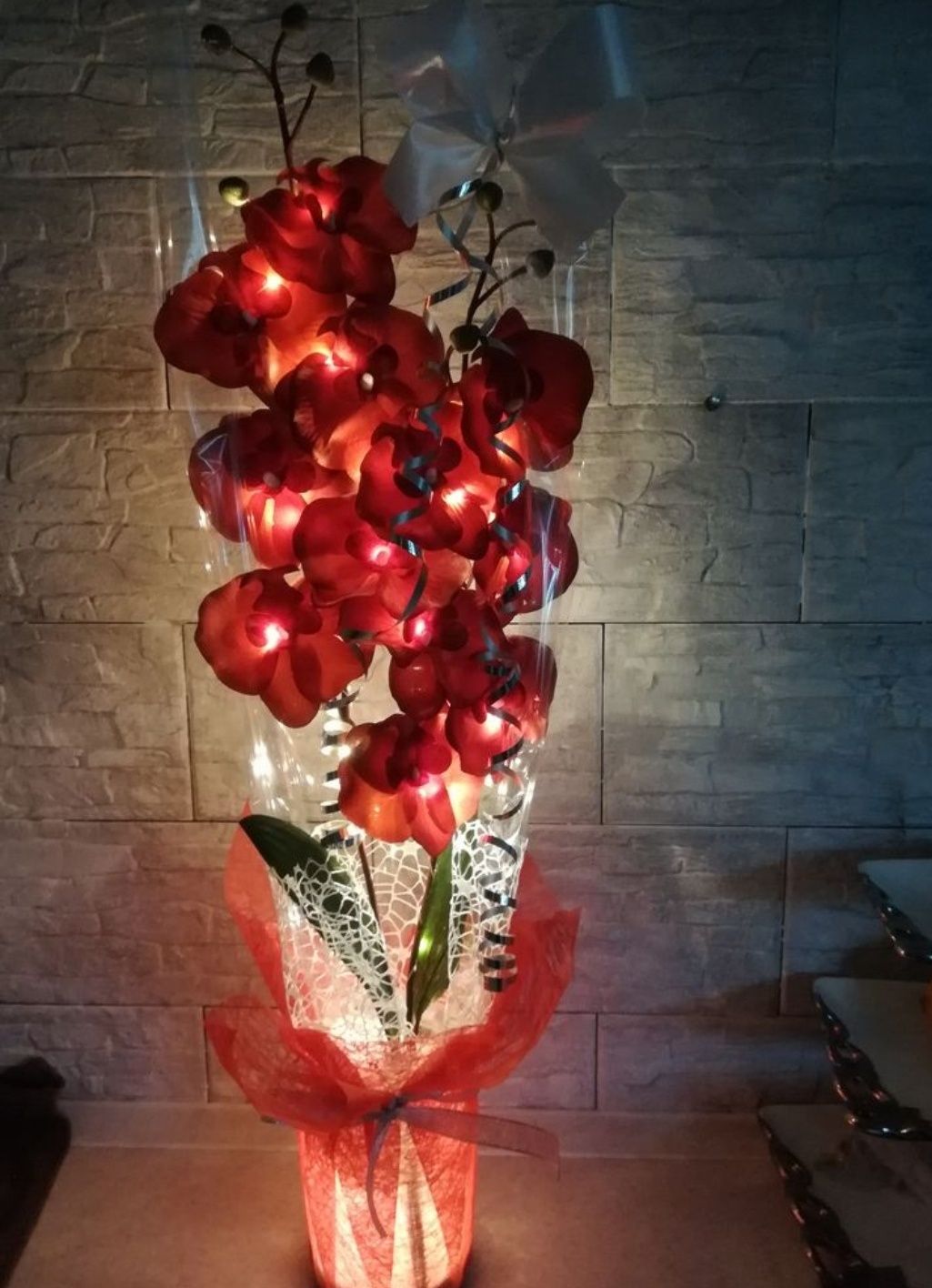 kwiatek storczyk czerwony sztuczny dwupedowy świecący na baterie 75cm