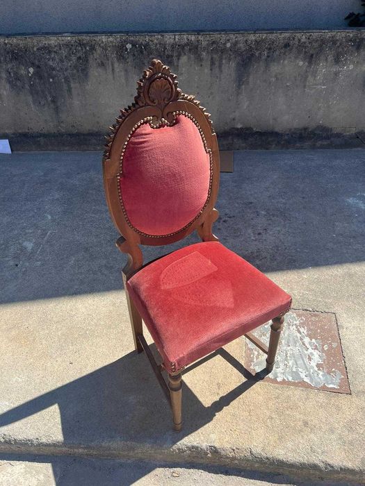 Cadeira antiga almofadada