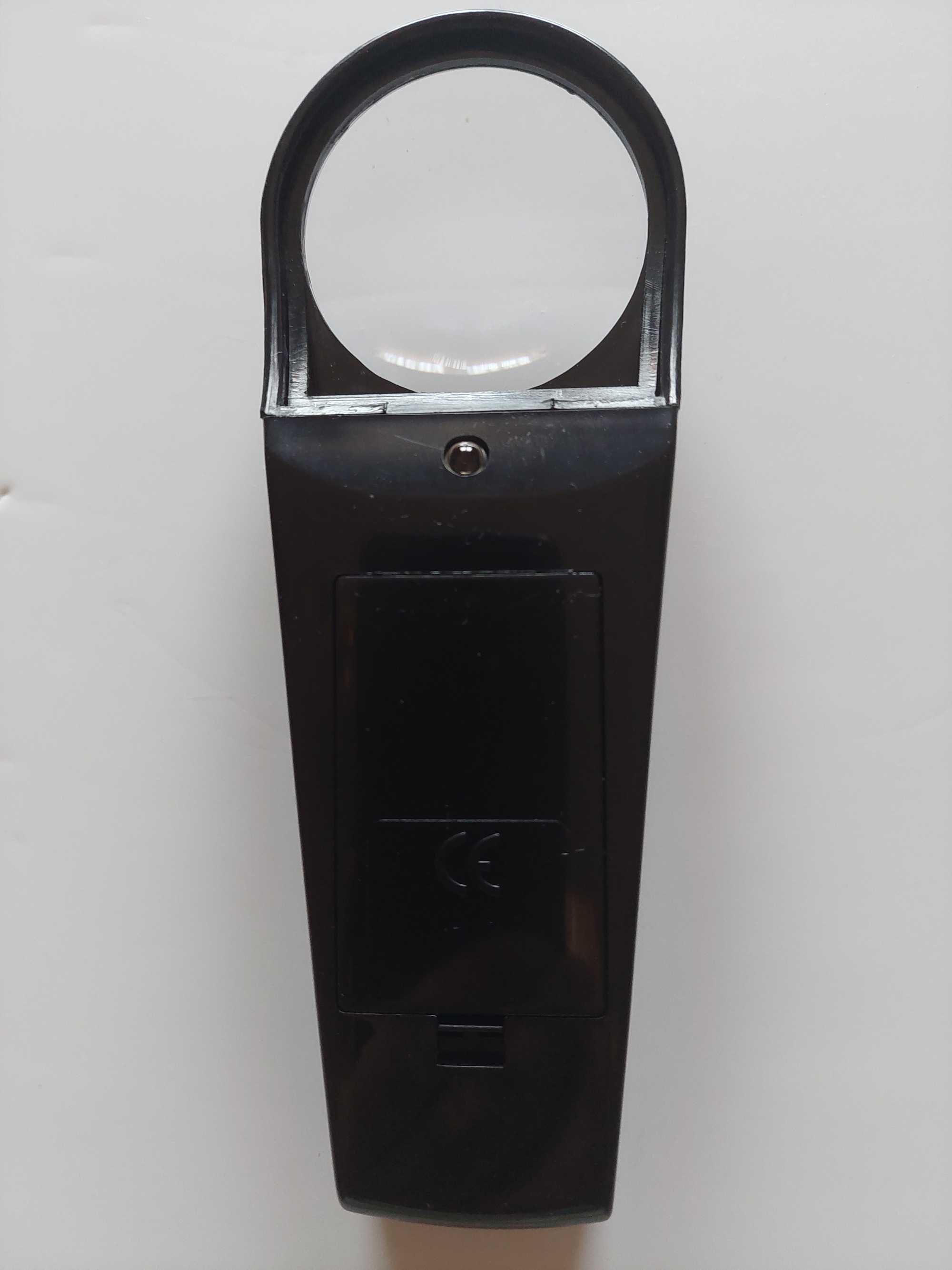 Lupa de mão com luz