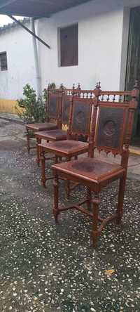 Cadeiras de madeira em segunda mão