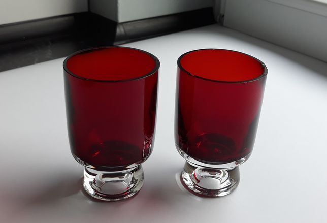 Antyki  wazony vintage z czerwonego szkła Reijmyre