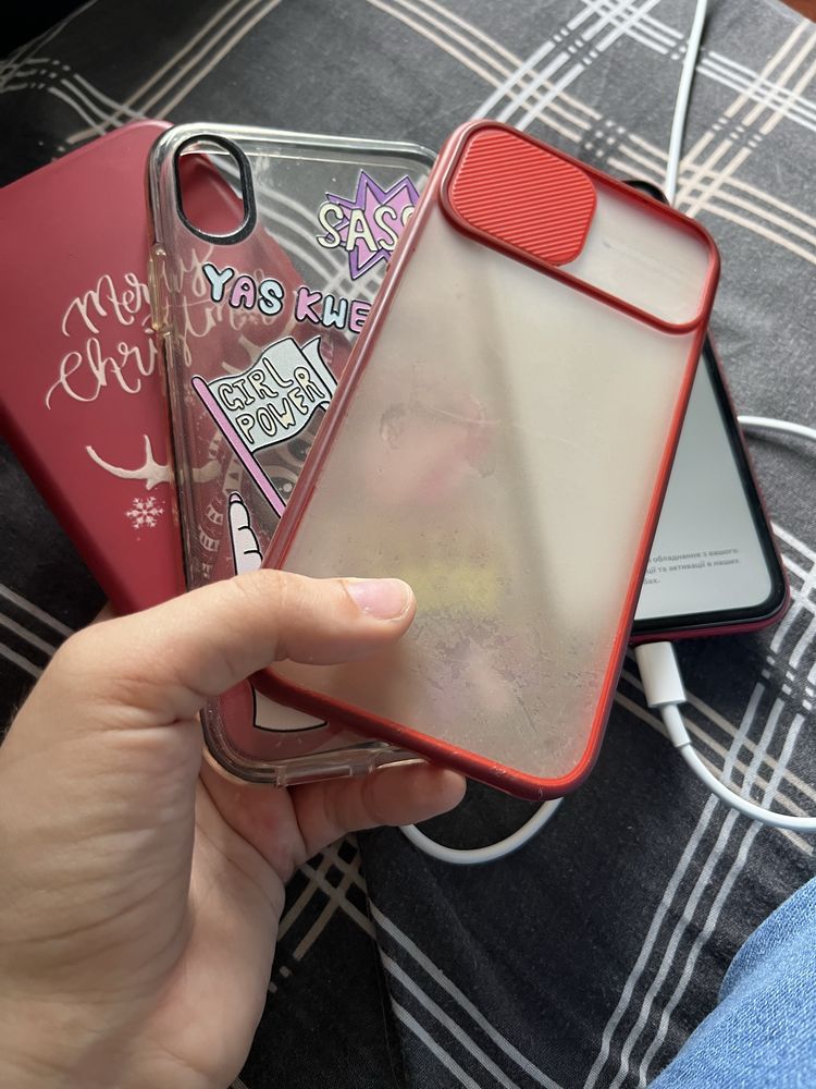 iPhone XR з трьома чехлами та зарядкою