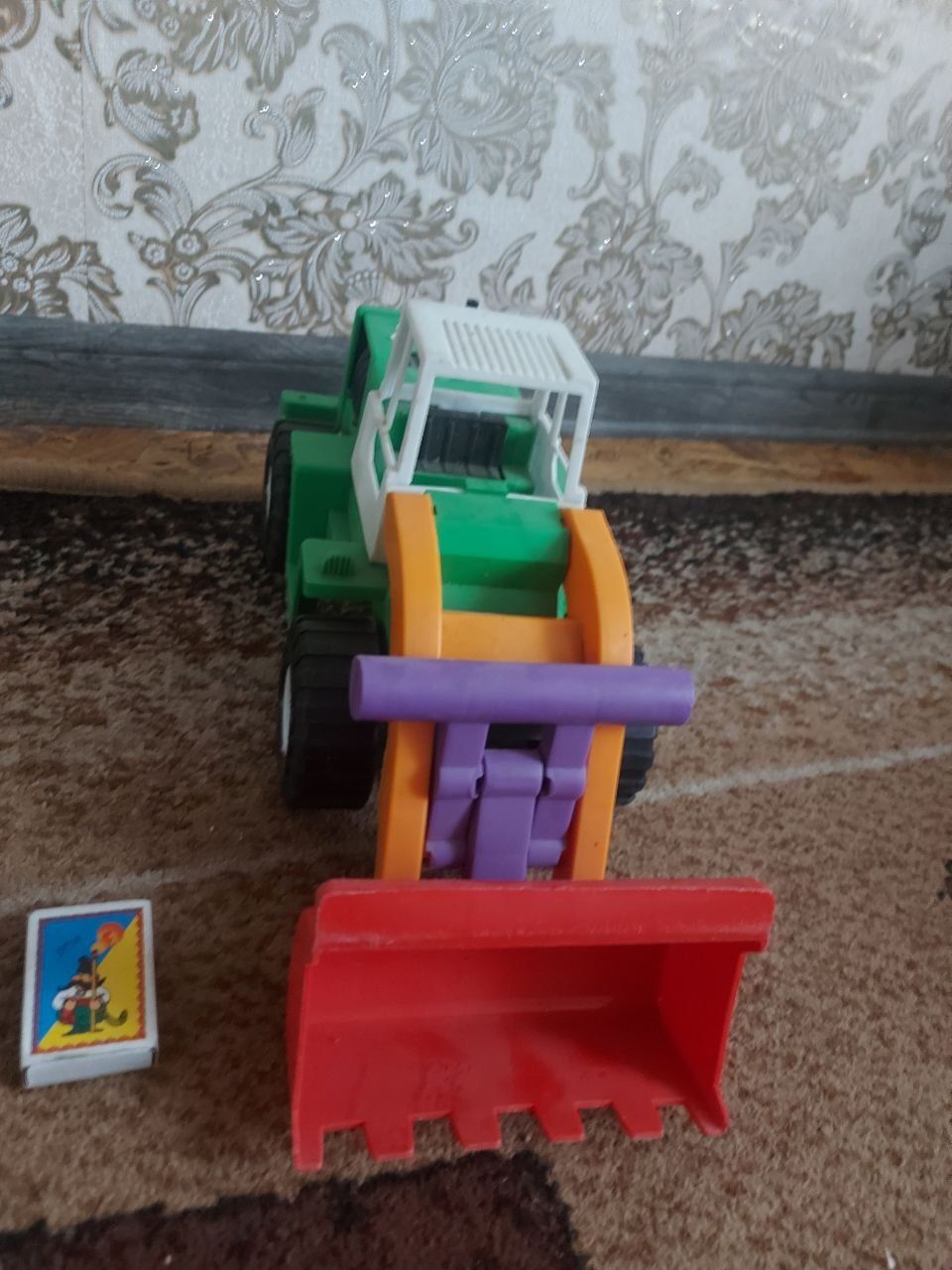 дитяча іграшка трактор з ковшем та бочкою