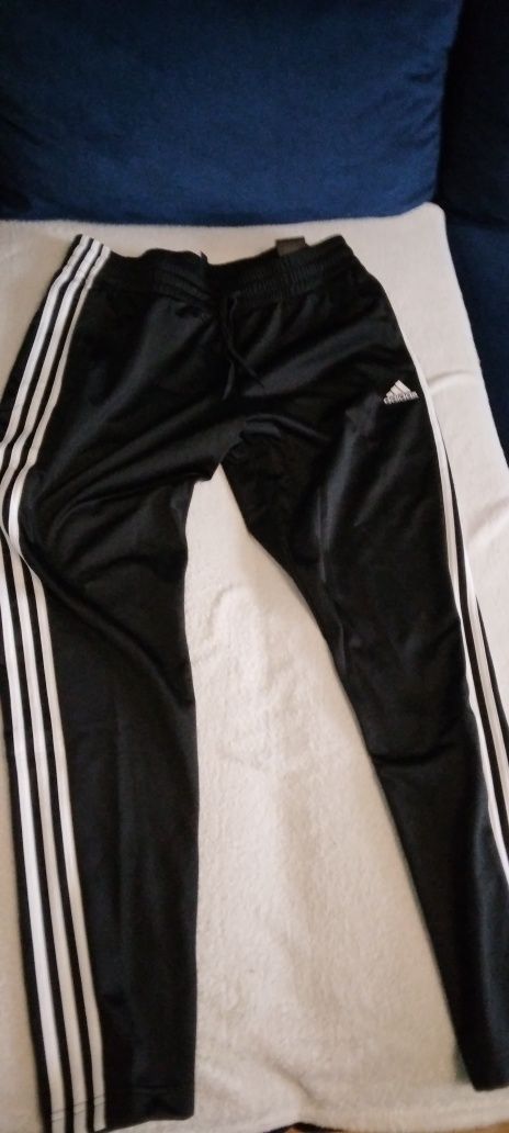 Sprzedam dres damski adidas nowy