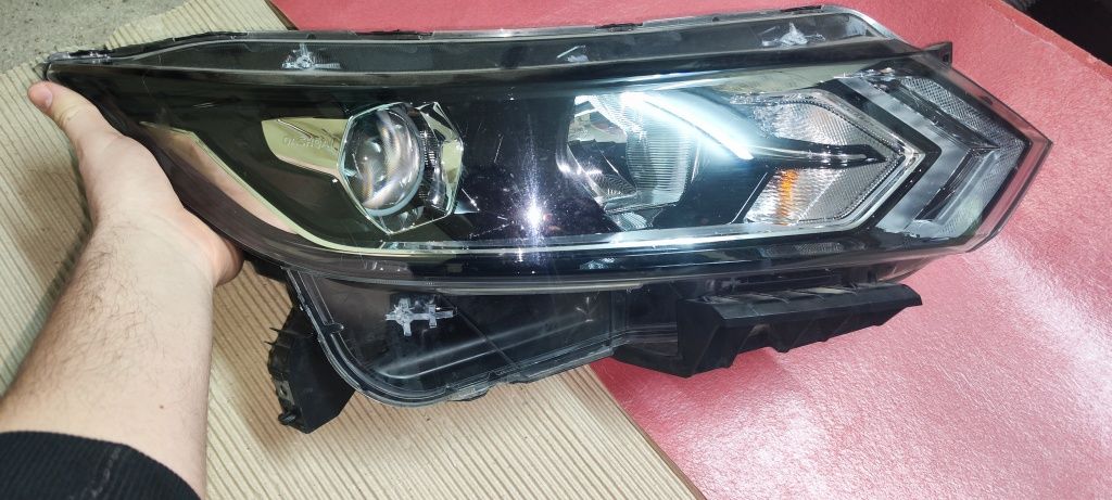 Lampa prawa przednia Nissan Qashqai