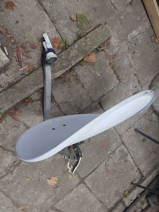 Antena satelitarna około 85 cm i 55cm średnica