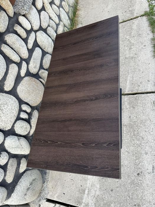 Drewniane stoliki z metalowa podstawa