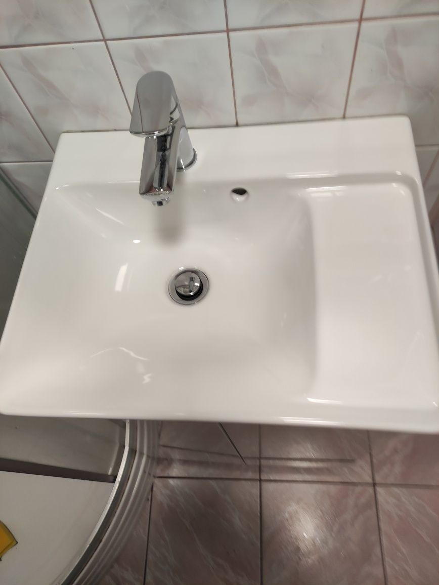Umywalka z szafką i bidetką