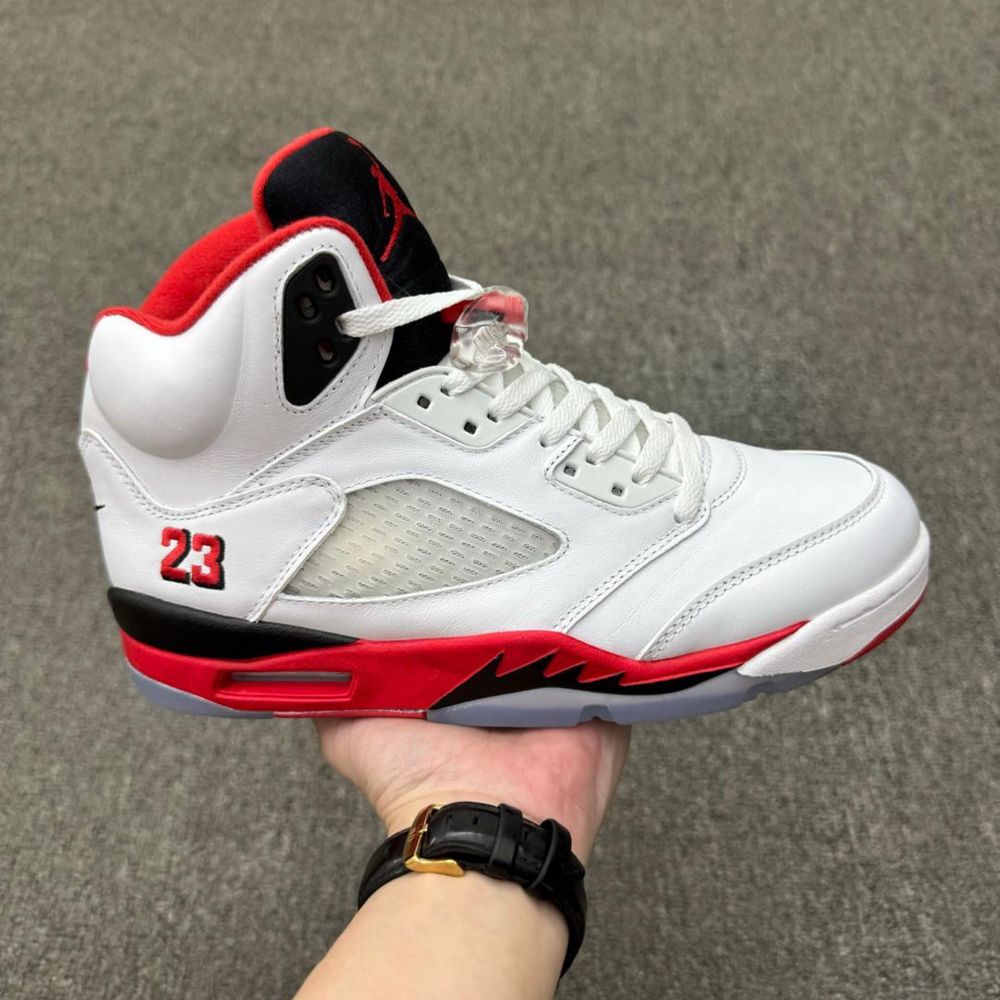 Air Jordan 5.