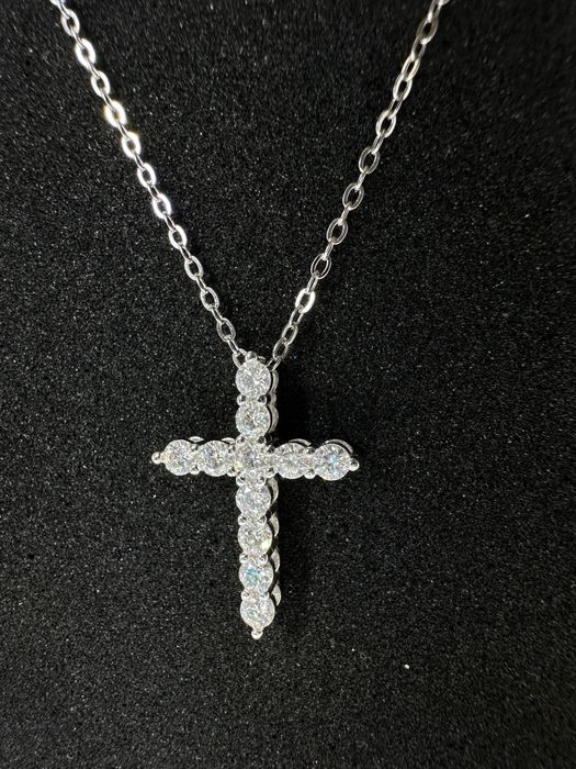 Хрестик з діамантами . Срібний ланцюжок з хрестиком .